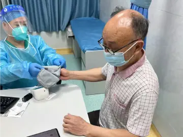 疫情防控有温情——碧眼社区护送患病老人就医