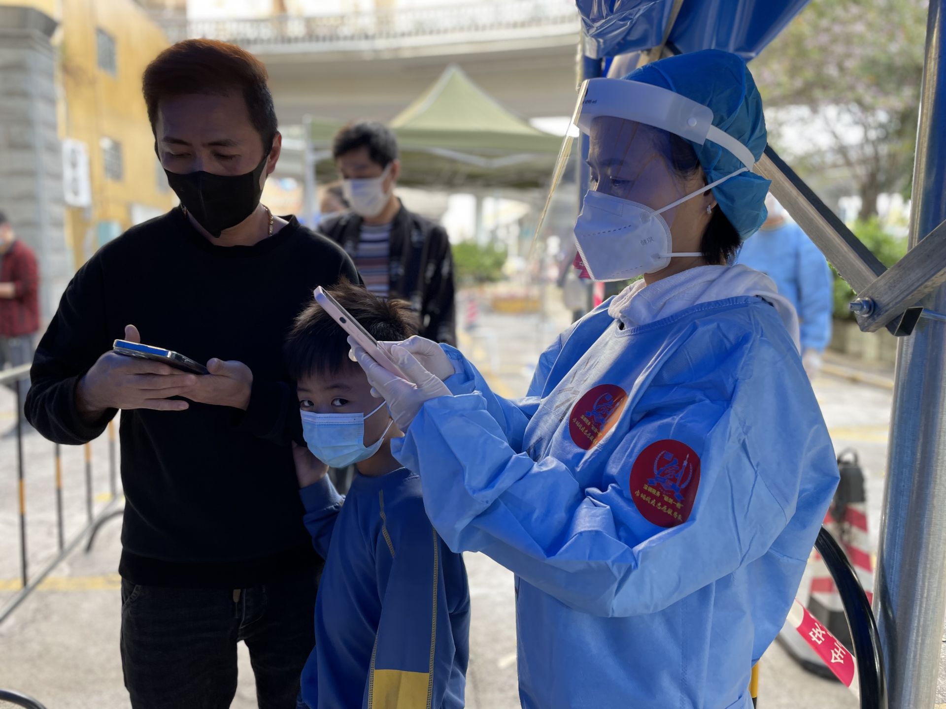 我的抗疫志愿者日记 | 梁彩洁：“小确幸，就是淋个热水澡，卸下面罩自由呼吸！”