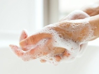 中国疾控中心：通过洗手可以有效切断新冠病毒“物传人”途径