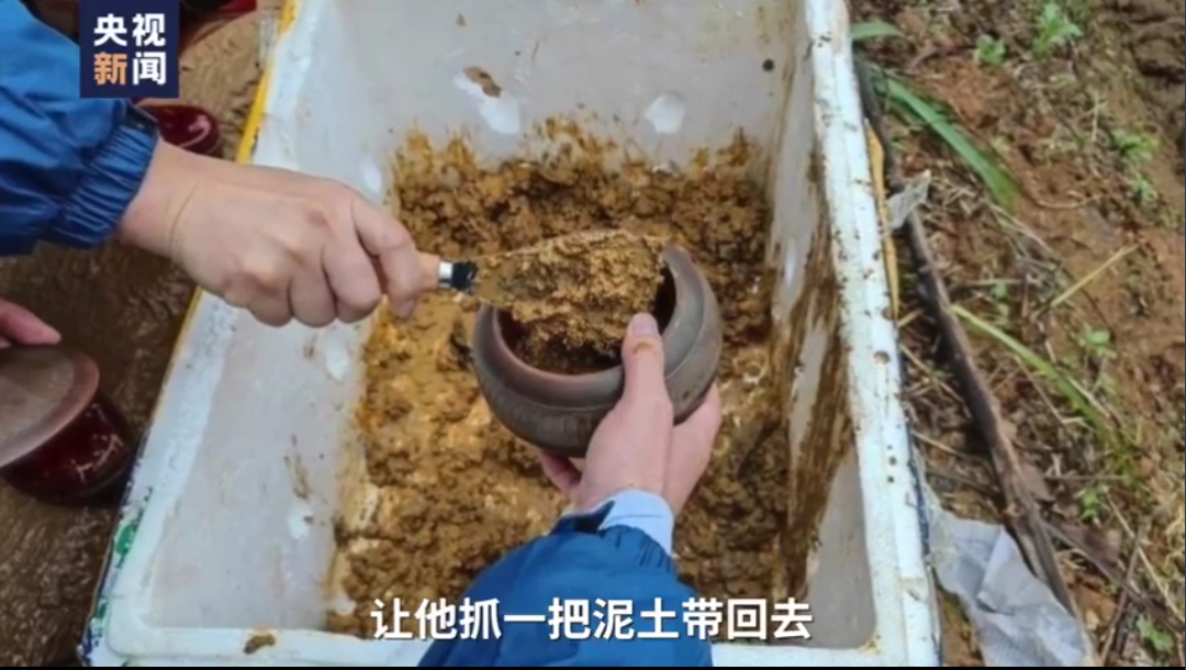 东航飞行事故救援组为乘客家属准备了陶罐
