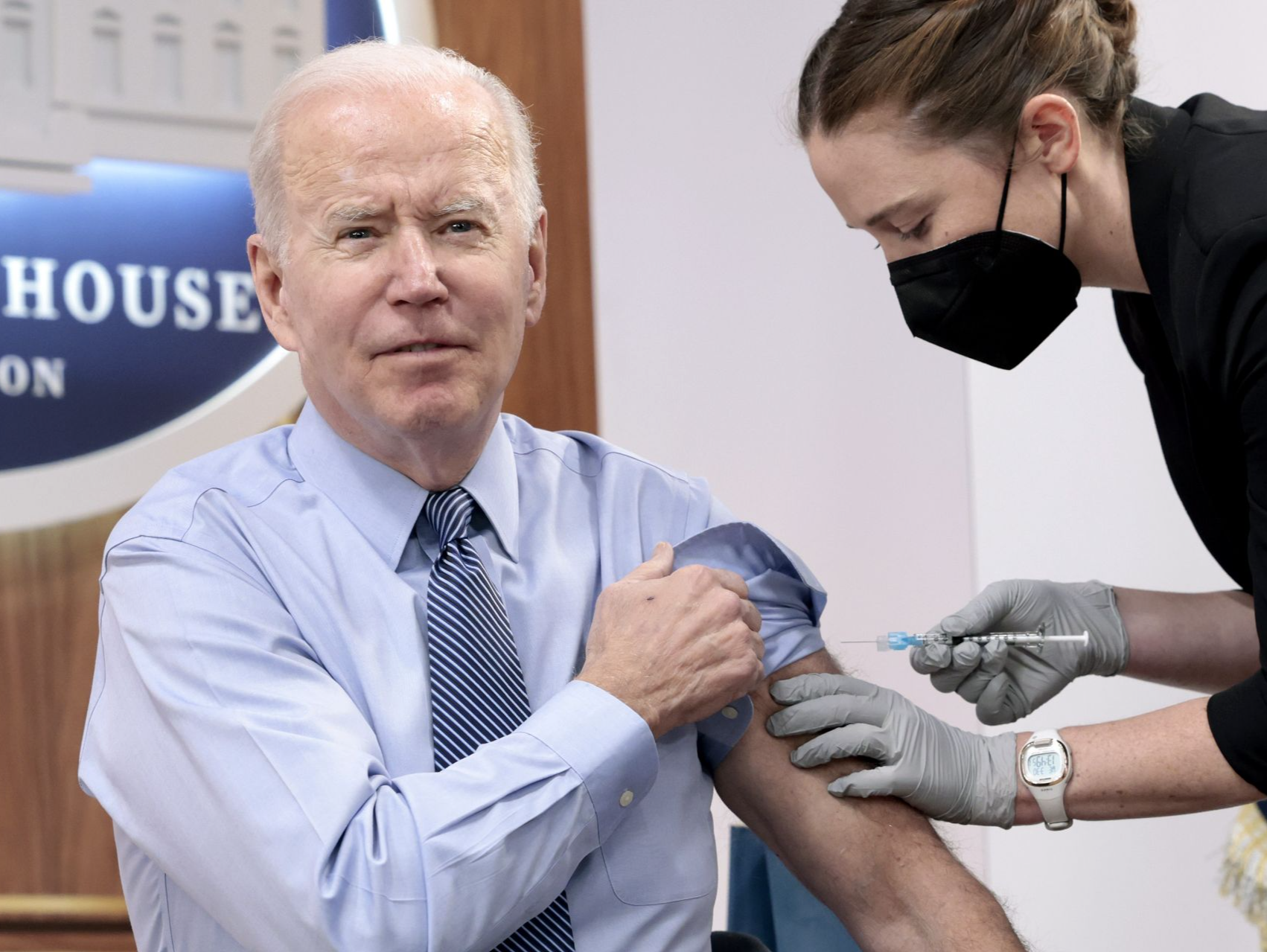 美国总统拜登接受第二剂新冠疫苗加强针