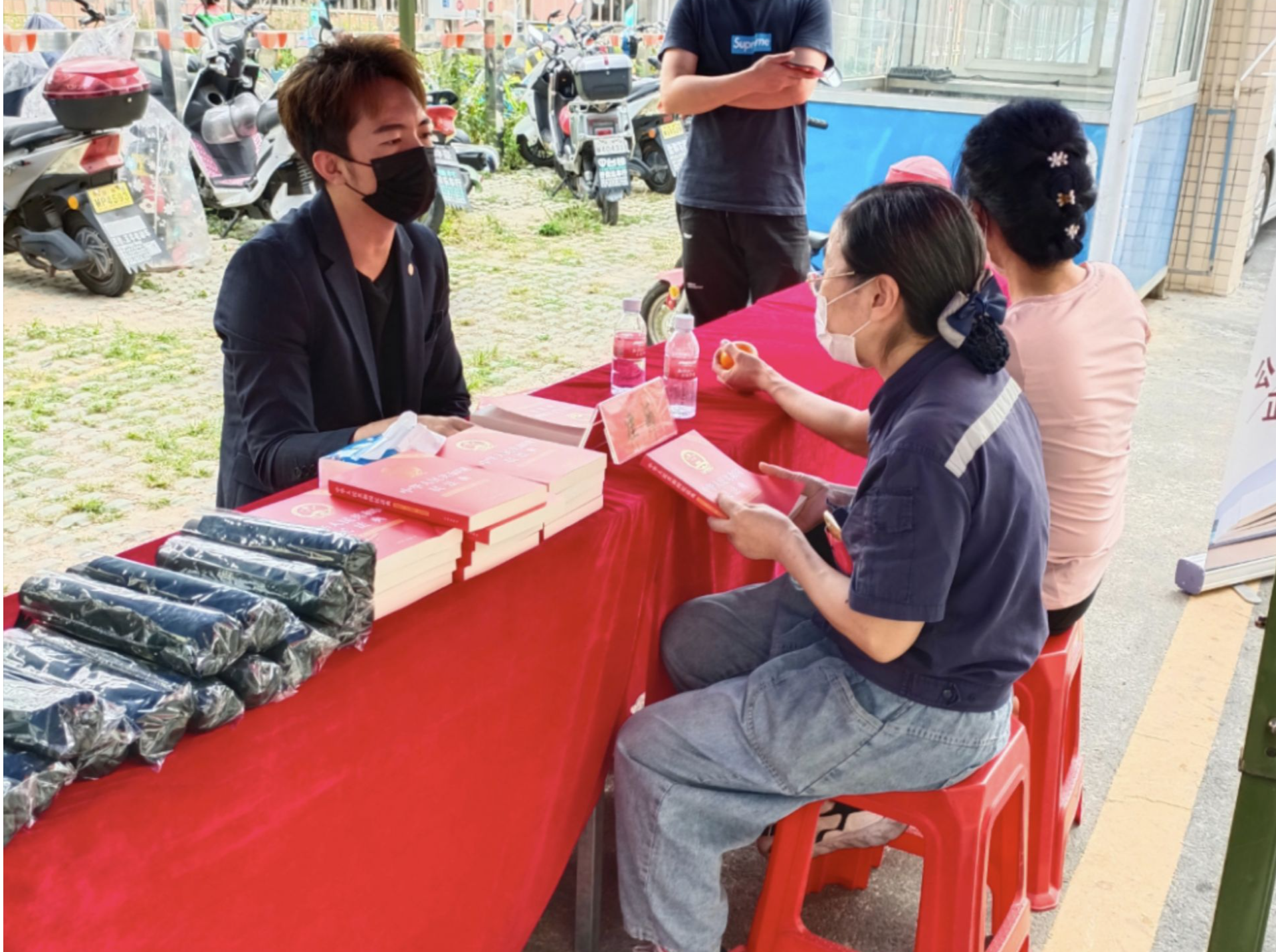 凤凰街道普法宣传进企业组织职工学习《民法典》共建“文明凤凰”