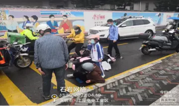路遇交通事故，石岩网格员妥善处理