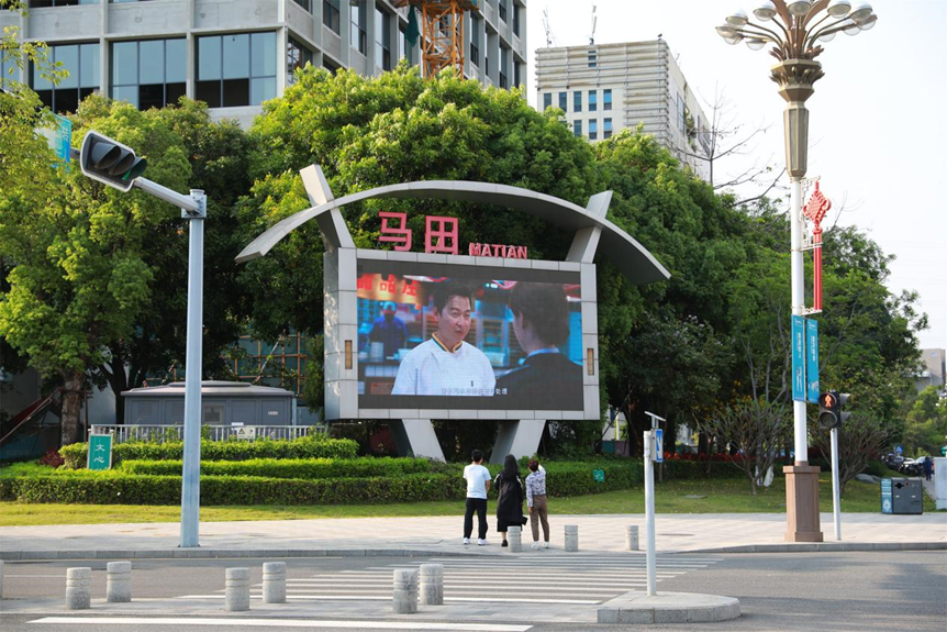 马田街道用好辖区LED显示屏 为防疫创文宣传开启“绿色通道”