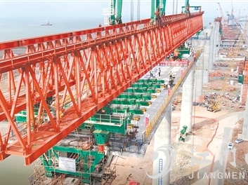 黄茅海跨海通道项目新进展：东引桥首跨节段梁成功合龙