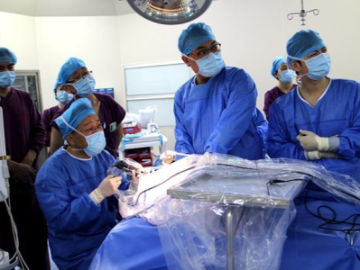 深圳医生千里驰援泉州 成功为20多天婴儿开展“拯救”呼吸的手术