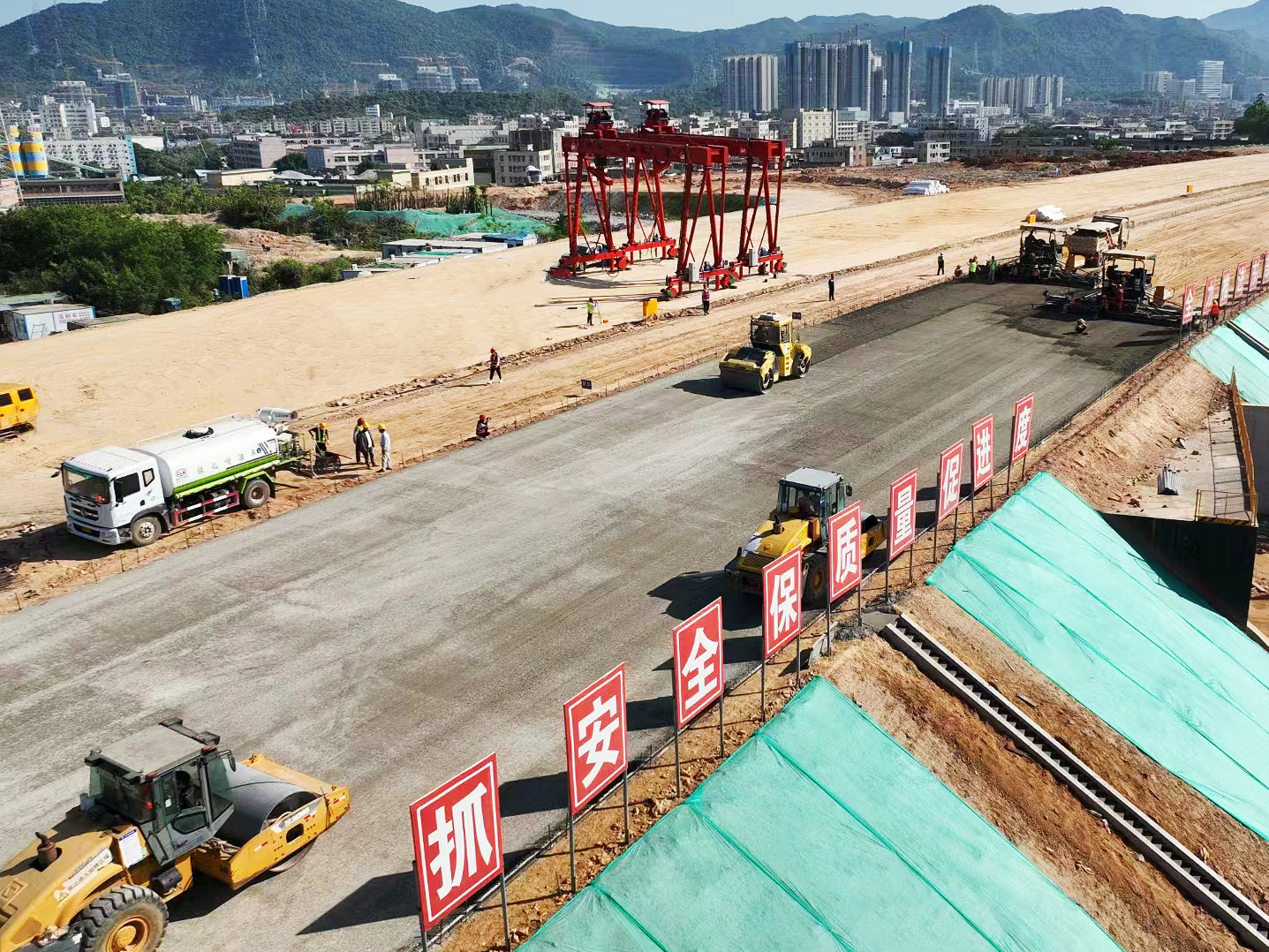 深圳市东部过境高速路面工程施工启动