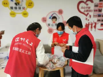 新湖街道义工联“爱心超市”：服务时长可兑换物品