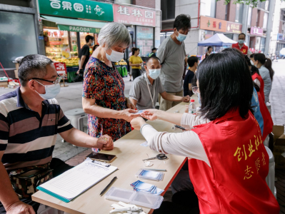 解决老年人“扫码难”！东莞市莞城街道为特殊群体办“便携卡片”