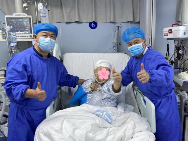 北大深圳医院为八旬阿婆摘除“巨瘤”