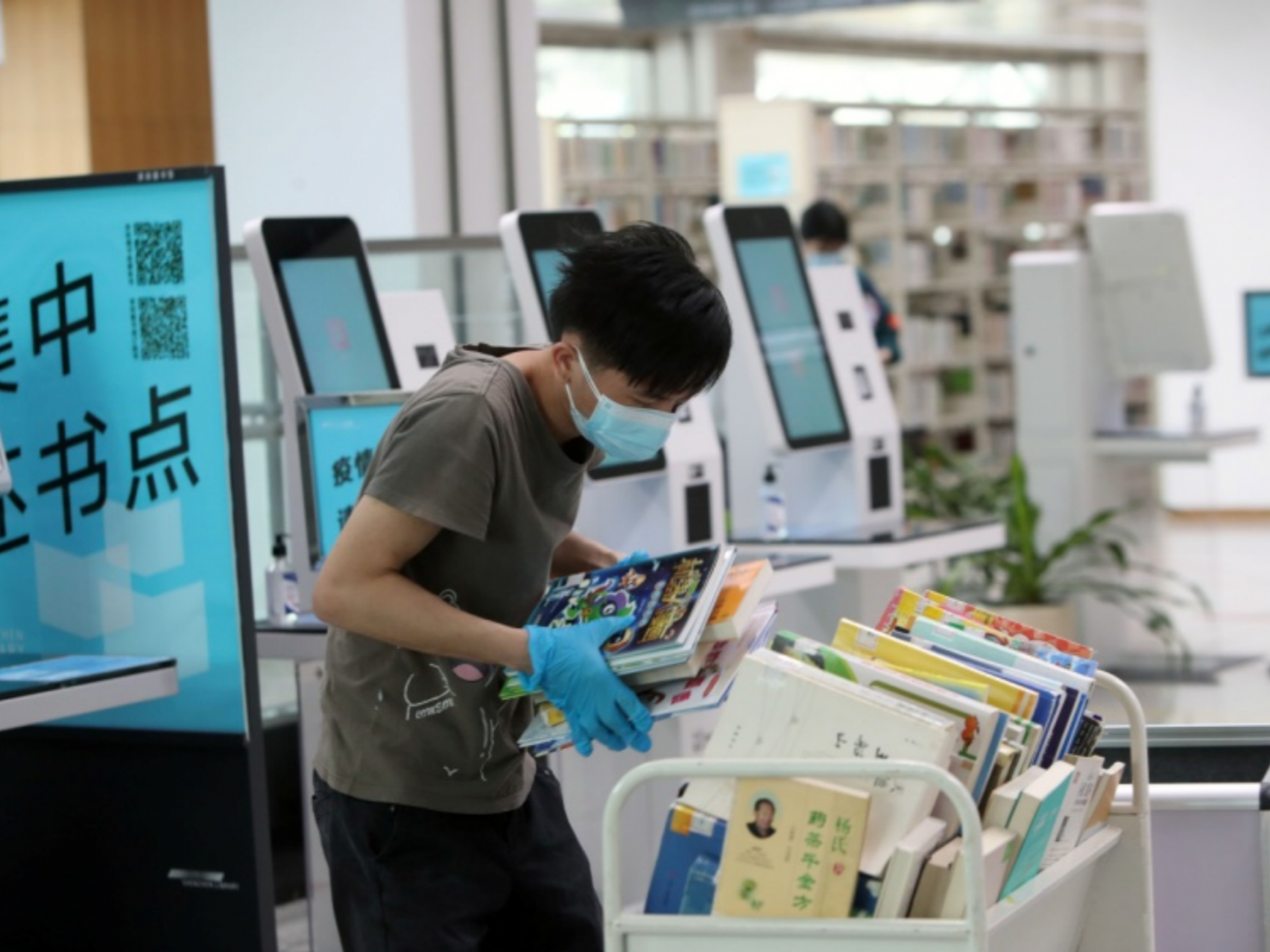 深圳图书馆有序恢复开放：同时在馆人数不超过2000人