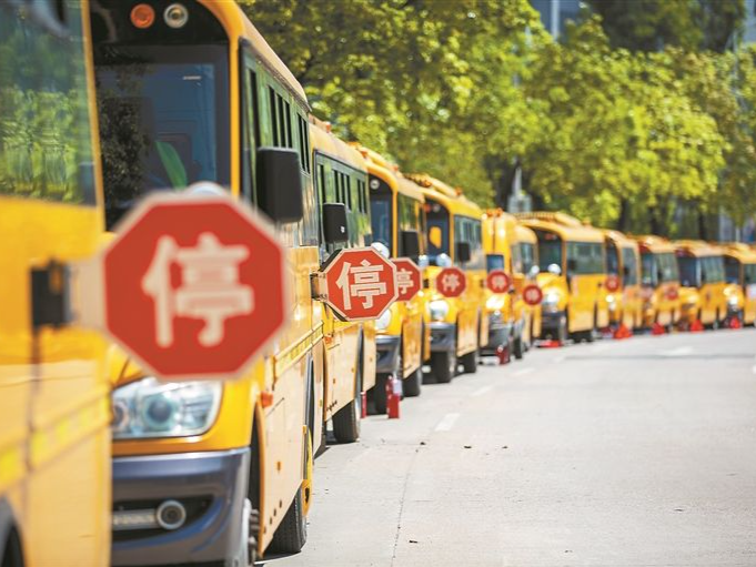 全警上路护航学生返校