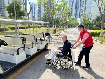 深圳疫苗接种点为老年人提供暖心服务：流动疫苗接种车开进社区