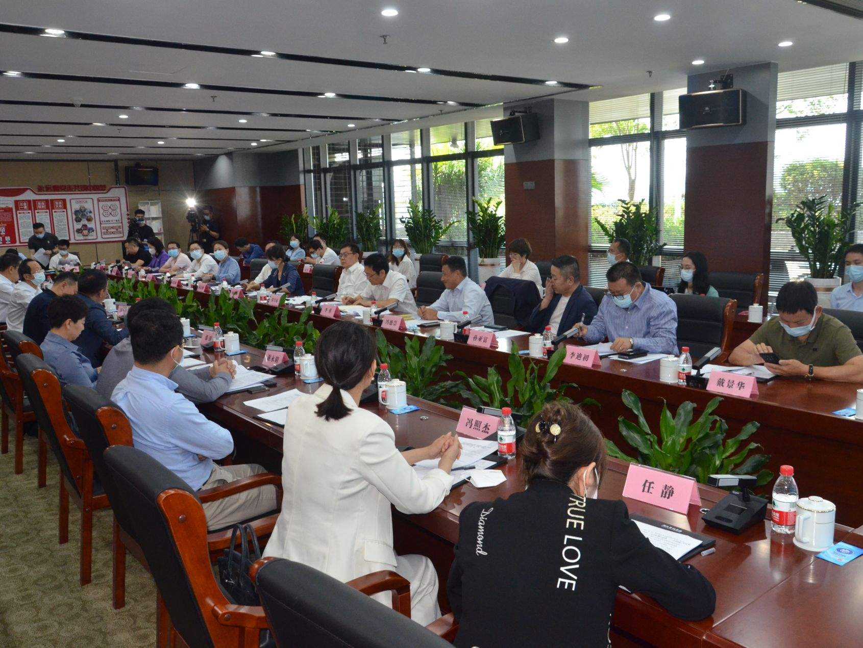 让市场主体真正把“红包”拿到手！ 专题“深聊会”聚焦助企纾困政策落实落地