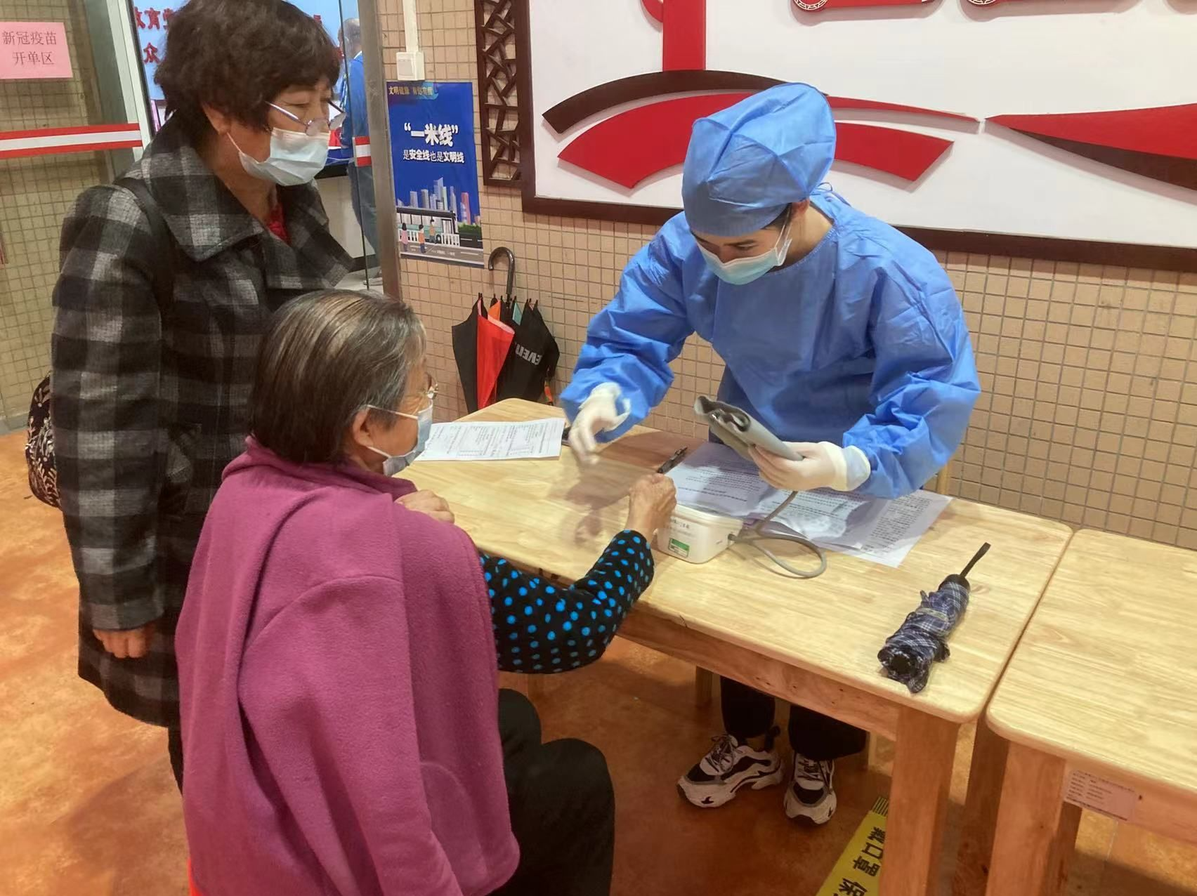专车接送！广州黄埔大沙街老年人接种新冠疫苗很暖心