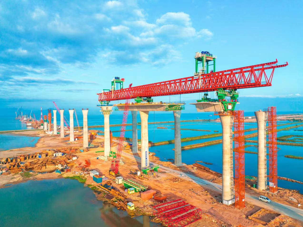 吹响建设“冲锋号”！黄茅海项目东引桥首跨节段梁成功合龙