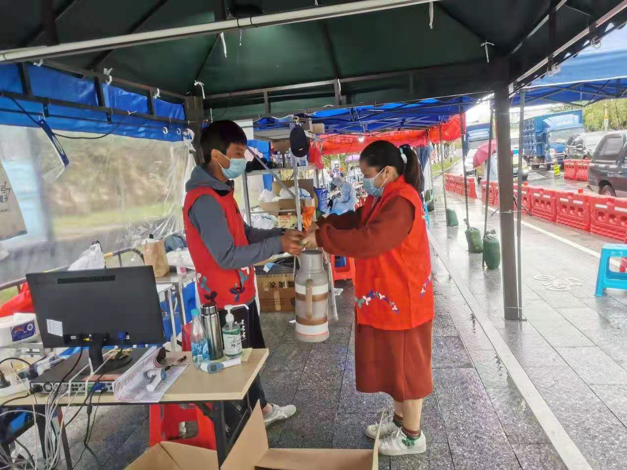新羌社区为“卡口”工作人员送解暑凉茶  