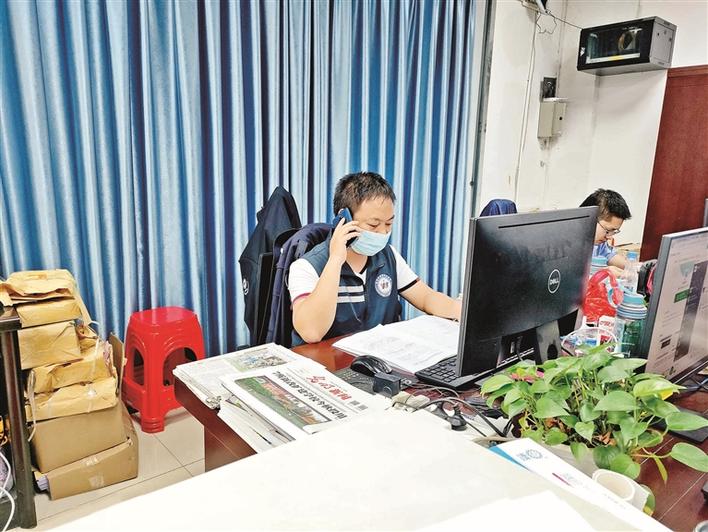 白花社区退役军人网格员丁强：护送双职工家庭孩子做核酸采样