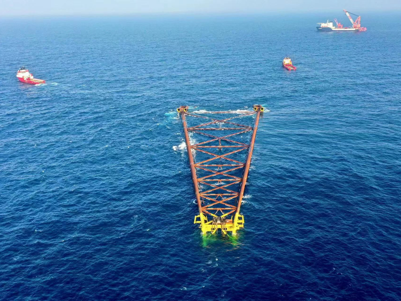 亚洲第一深水导管架“海基一号”海上安装就位