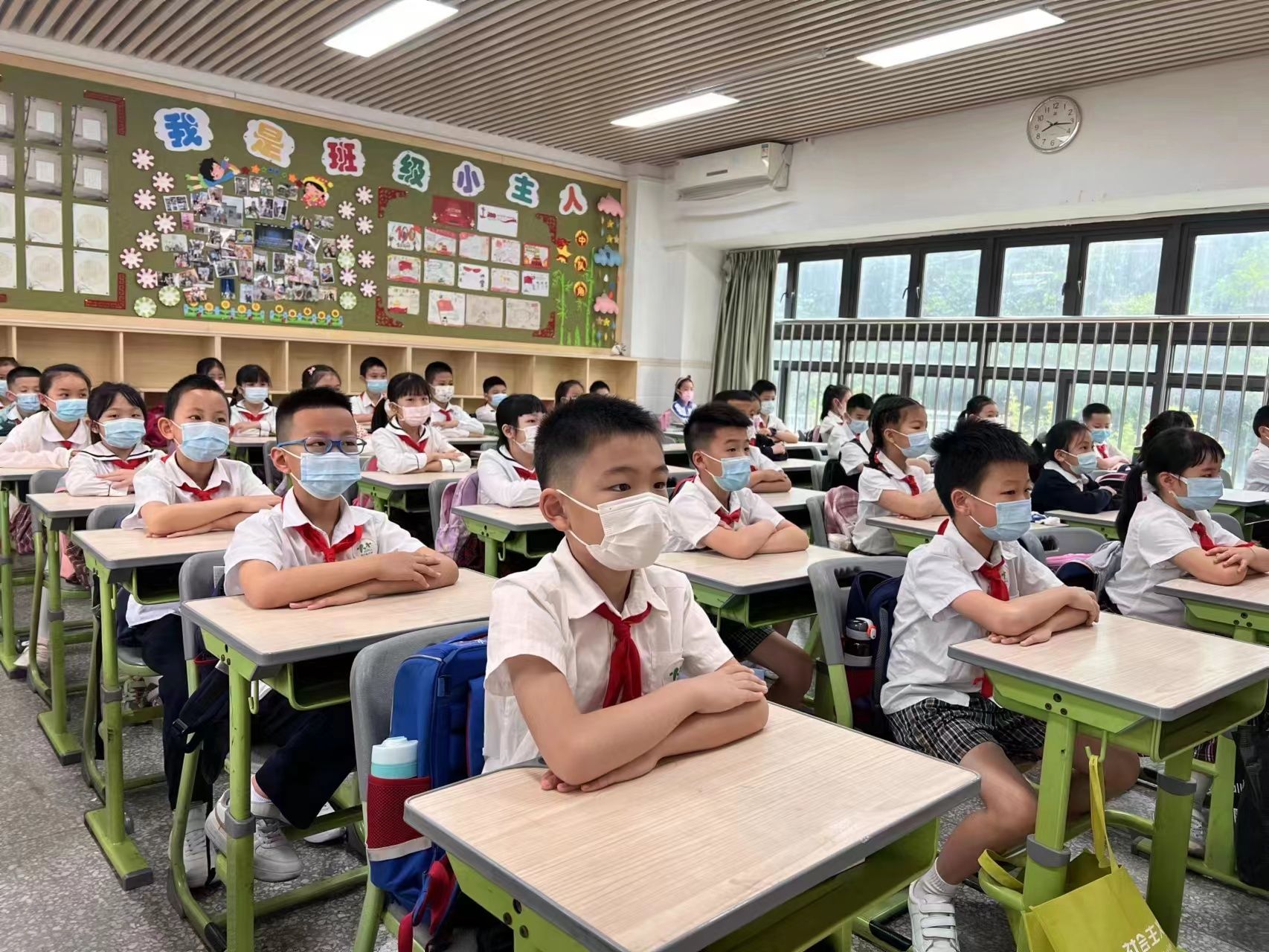 （4月13日8点）直播｜校园防疫不放松！读特记者直击深圳第三批学生返校