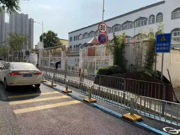 关爱未成年人健康成长！凤凰街道整治校园周边环境共建安全文明校园