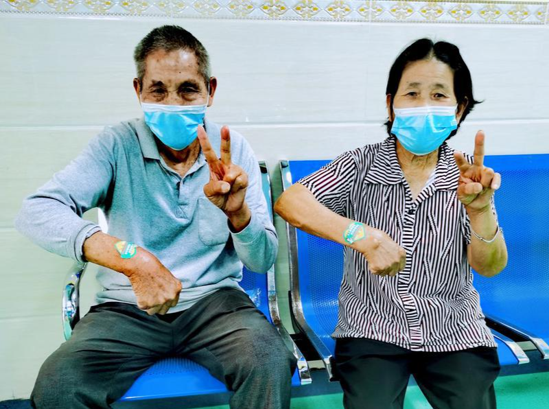 疫苗接种定格甜蜜，打加强针老夫老妻一起来
