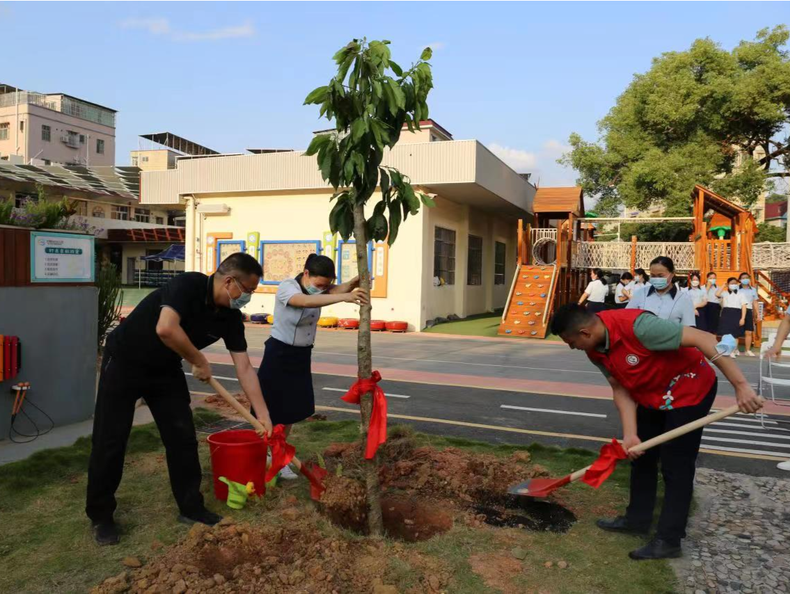 童心护绿，以树寄情——光明街道白花社区百花实验幼儿园树木捐赠仪式
