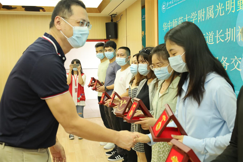 长圳社区向疫情防控志愿者敬献锦旗与荣誉勋章