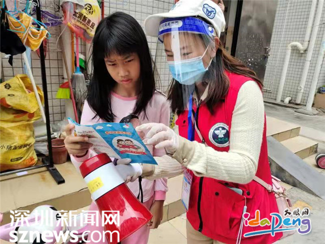 深圳大鹏：党员志愿者进社区开展禁毒、防疫宣传活动