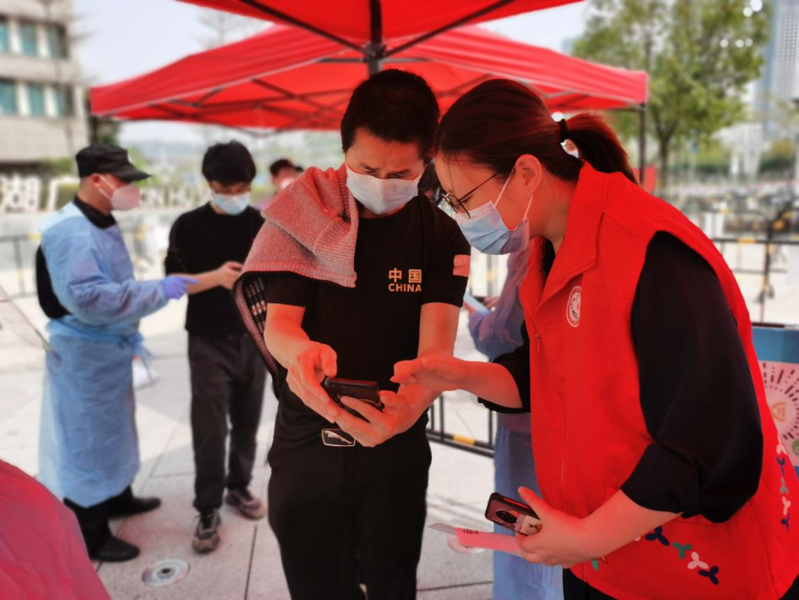 核酸点答疑、送心理服务……社联社工逆行抗疫，15个团队服务超10万人次