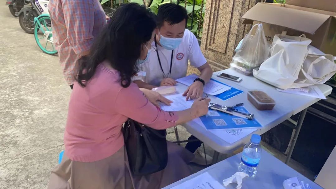 香蜜湖街道老党员争做“疫苗”代言人  
