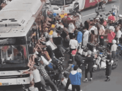 一二三！使劲！广州街头众人合力搬抬公交车救出受伤小伙