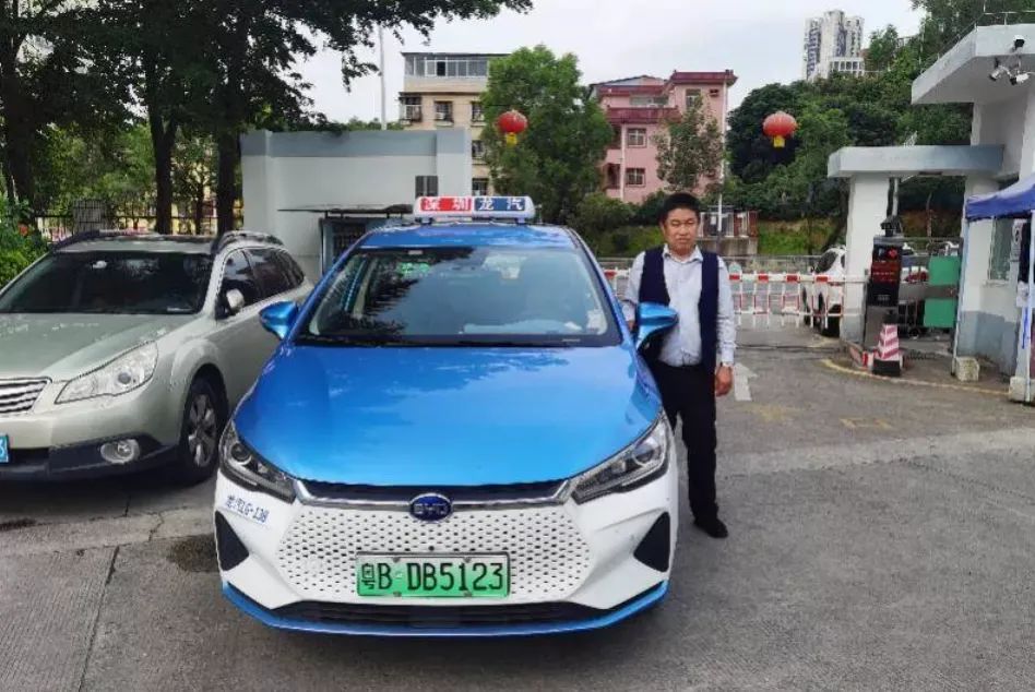 “喂？110吗？我要闯红灯……”