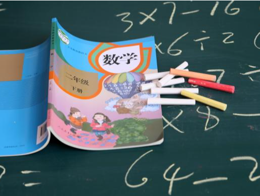 “凡编必审”，首批中小学数字教材国家标准2022年11月实施