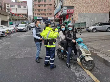 凤凰街道多方发力整治交通秩序助力文明城市创建