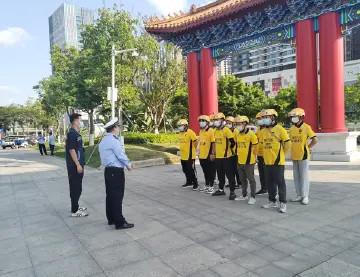 公明外卖骑手体验“一日交警” 换位了解交通安全助力文明出行
