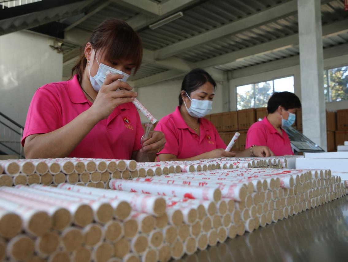 几块钱一把的“小艾草”，他们做成了特色“大产业”