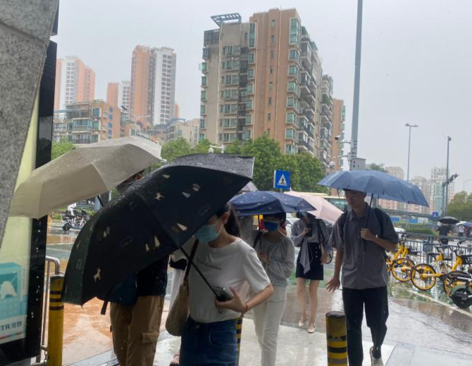 昨夜今晨深圳局地出现大暴雨，全市暂未收报灾情！