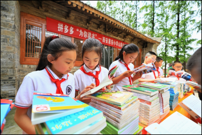 让孩子们爱上阅读  拼多多“为你读书”公益行动走入陕西秦岭