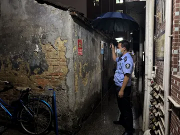 凤凰街道开展网格化排查，守好防汛“安全田”