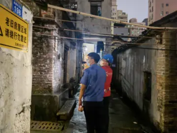 筑牢防汛堤坝 玉塘街道田寮社区党员冲锋在前