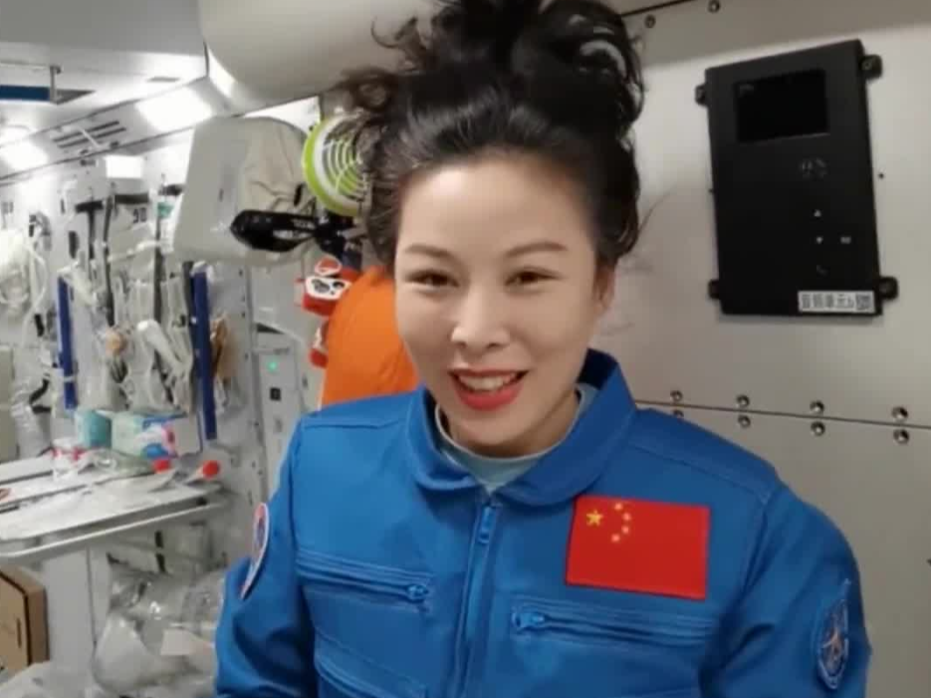 厉害了！太空教师王亚平演示太空洗头