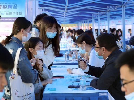 今年深圳高校毕业生达3.7万人 7场校园招聘会提供岗位超3万