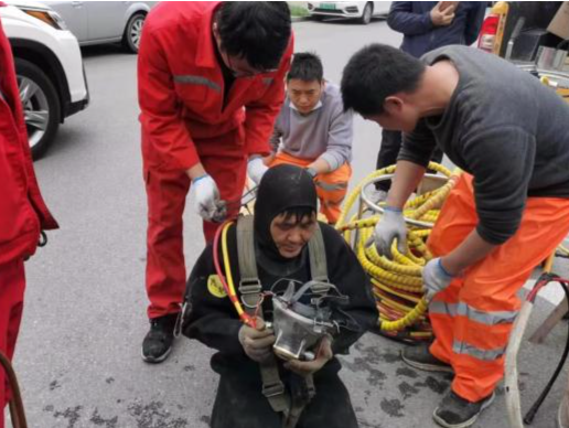 西安3岁男孩掉下水井被冲走，320名救援人员搜救未果
