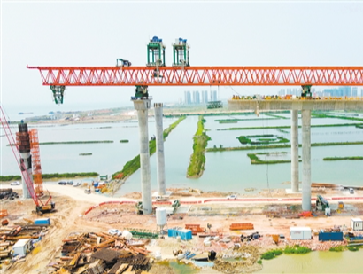 黄茅海跨海通道千吨架桥机完成首次过孔施工