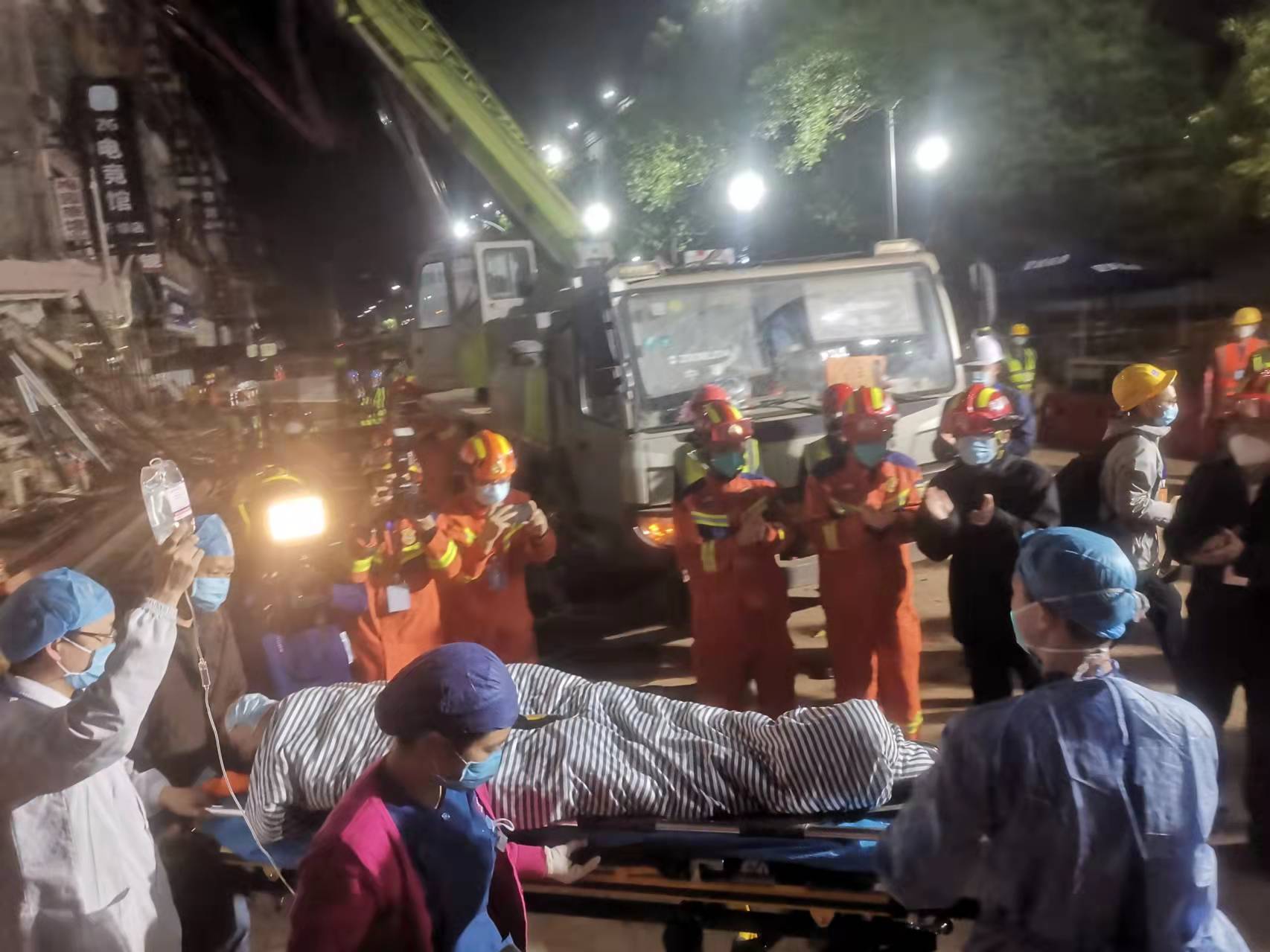 湖南长沙居民自建房倒塌事故救出第九名被困者