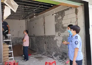 严防安全事故 光明街道网格员开展小散工程安全排查专项行动