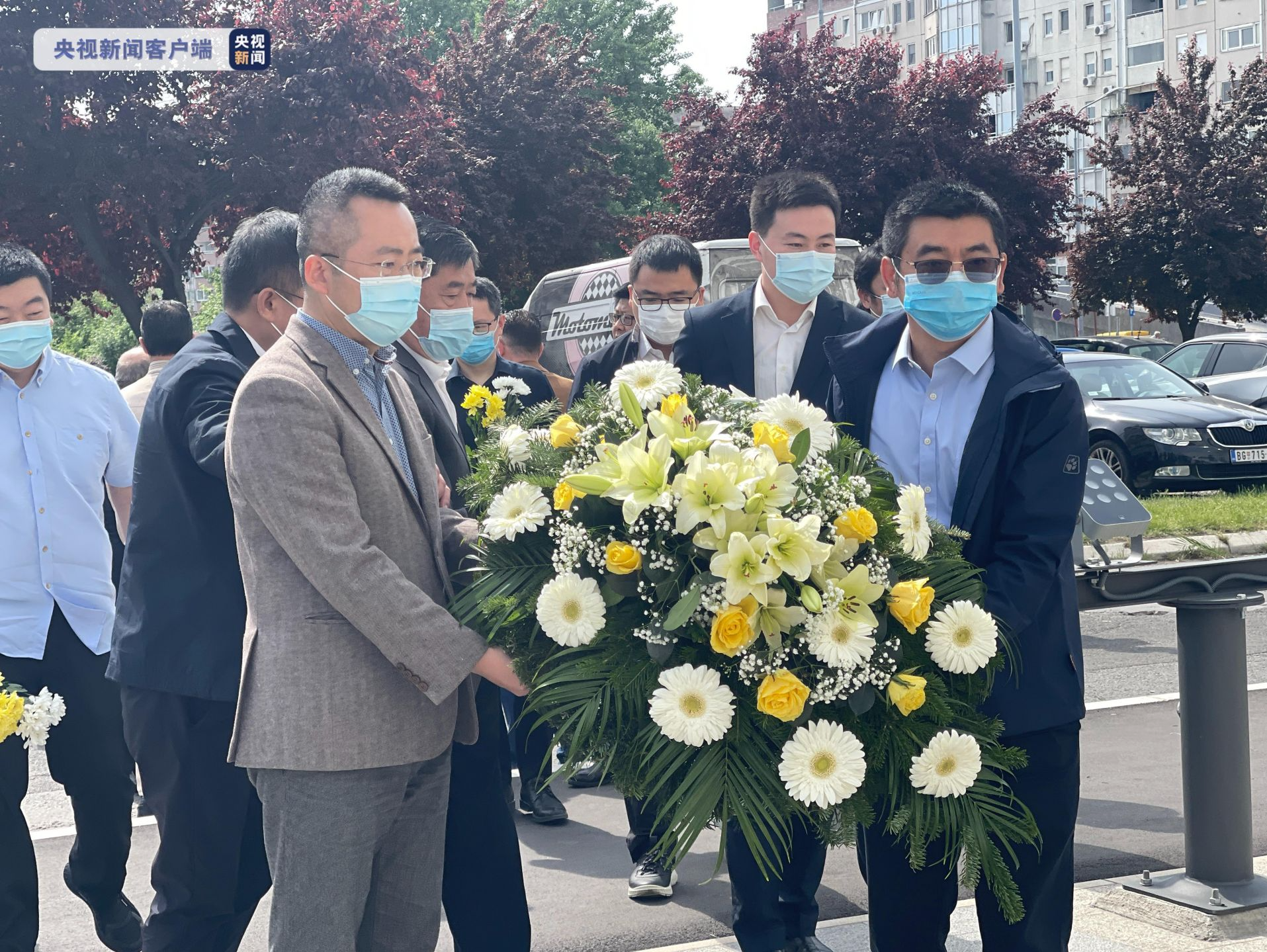 中国驻塞尔维亚使馆举行凭吊仪式 悼念在北约轰炸中牺牲的烈士