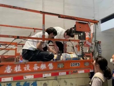 深圳4名大学生用AED成功抢救触电工人！
