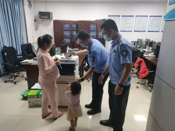 光明街道白花社区网格员助走失儿童找到家人